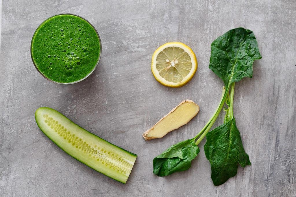 Iron Woman Makes 1 Portion / Takes 5 Minutes raw, vegan, glutenfree UTENSILS blender or hand blender INGREDIENTS - 1/2 cucumber - 1 handful spinach - 2 cm (3/4 inch) fresh ginger - juice of half a