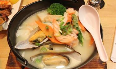 80 日式雞飯 Chicken Teriyaki & Rice 9.50 冬陰湯米 Dom Yum Soup Noodles (H) 9.