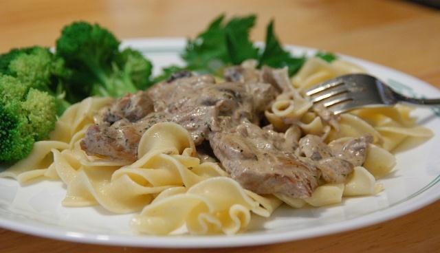 Beef Stroganoff with Noodles 1 tbsp vegetable oil 1 lb lean inside round or sirloin steak, cut into 3 x 2 inch (7.
