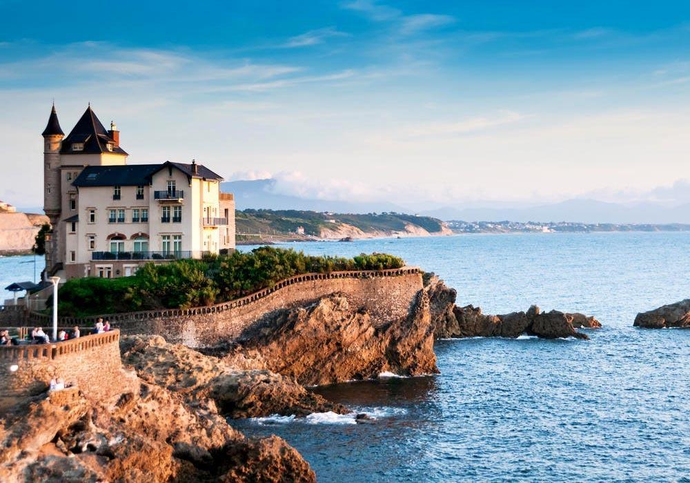 PROGRAM HIGHLIGHTS IN BIARRITZ 2 Nights at 5 stars Regina Hotel in Paris (Deluxe Golf view) Round of golf at Biarritz Le Phare Golf Club including lunch in historical club-house Michelin Star dinner