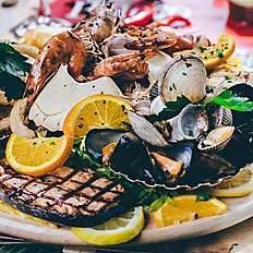 to share! Fresh sea food platter, composed with Salmon, Scallops, Crab, Calamari and King Prawns.