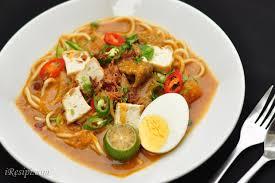 yellow noodle served with Spiced sweet potato gravy, Hardboiled egg, Sliced boil beef, fried bean curd, beansprout