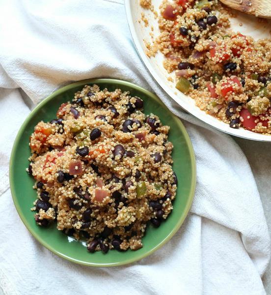 QUINOA SALAD BOWL : 1 can black beans 1 cup vegetable stock ½ diced bell pepper ½ diced red onion 2 tsp chili powder 1 tsp cumin 1 cup uncooked quinoa ½ can diced tomatoes Black pepper : 1.