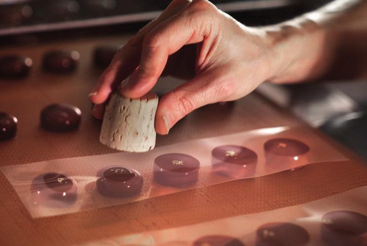 CREATING AN INCOMPARABLE TASTE EXPERIENCE CONTENTS VALRHONA CHOCOLATE BONBONS GUARANTEE An intense chocolate flavor which has been created with respect for workers and the Earth s resources.