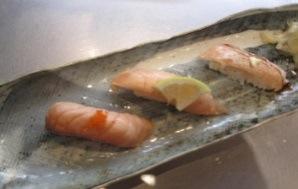 90 3pcs of lightly seared salmon nigiri sushi 6.Deluxe Aburi Sushi デラックス炙り寿司 $24.