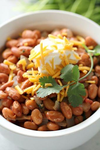 SMALLER FAMILY EASY TEXAS PINTO BEANS S I D E D I S H Serves: 4 Prep Time: 5 Minutes Cook Time: 10 Minutes 3/4 yellow onion (diced) 2 teaspoons fresh cilantro (chopped) 1 Tablespoon olive oil 1