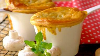 CHEDDAR, MUSHROOM AND BLACK PEPPER PIES INGREDIENTS 1 Roll puff pastry 15 ml Cooking oil 250 g Button mushrooms, sliced 1 Clove crushed garlic or flakes 2 Carrots, peeled and grated 4 Baby marrows,