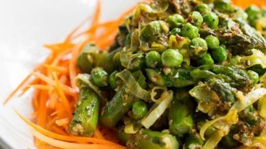 Glowing Green Pasta Primavera : FOR THE PRIMAVERA: 2-3 large carrots, peeled and julienned 1/2 tablespoon coconut oil or extra virgin olive oil 1 leek, thinly sliced into rounds and rinsed off 3