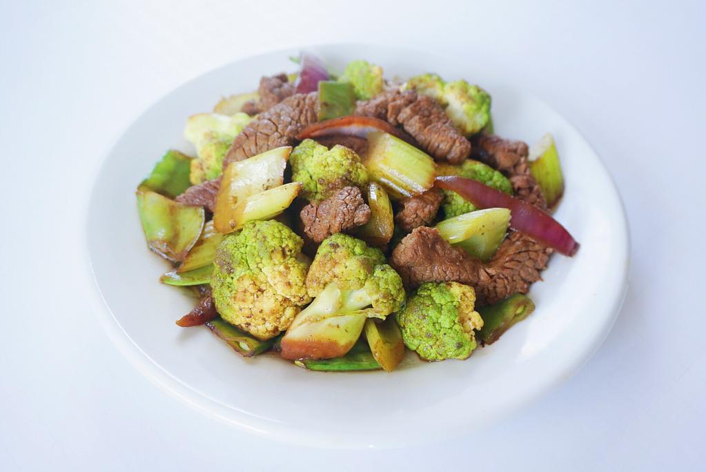 Beef Stir Fry (makes enough for Day 3 and Day 4) Ingredients 1/2 cup small cauliflower segments 1/2 cup sliced red onion 1/2 cup sliced celery 1/2 cup sliced pea pods 12 oz of stir fry beef Salt to