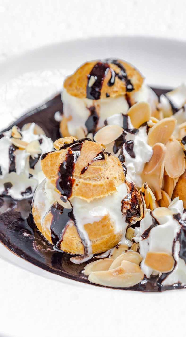 of chocolate icecream & chocolate sauce topped with whipped cream Pêche