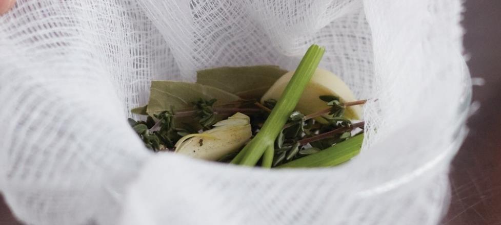 thyme, parsley stems, bay leaf Tied together Sachet d épices:
