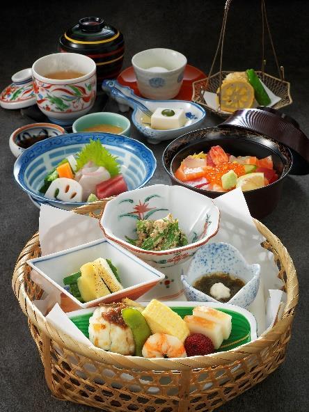 lunch-only menu SUMMER LUNCH BASKET 3,500 Sesame Tofu Topped with Matcha Green Tea Paste, Served in Dashi Sauce Carefully Selected Raw Fish of the Day Artfully Prepared by Our Chef, Served with