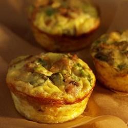 Christmas Breakfast Mini Mushroom and Sausage Quiches 8 ounces turkey breakfast sausage, removed from casing and crumbled into small pieces 1 teaspoon extra- virgin olive oil 8 ounces mushrooms,