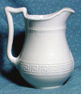 Note that a scalloped rim is used only on the teapot and