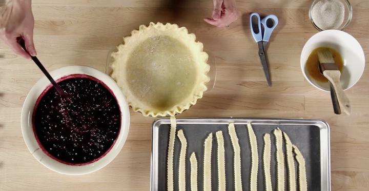 Blueberry Pie Bring the fruit, sugar and water to a simmer. Keep cooking for 3 to 4 minutes, until they are thicker and juicy. In a small bowl, mix the flour and remaining water until smooth.