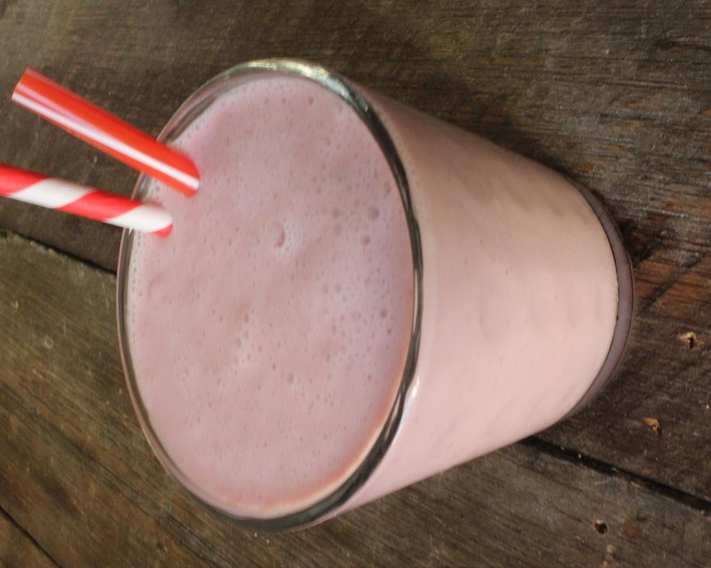 Strawberry & coconut smoothie 90g frozen strawberries 70ml unsweetened coconut milk 15g smooth almond butter 25g