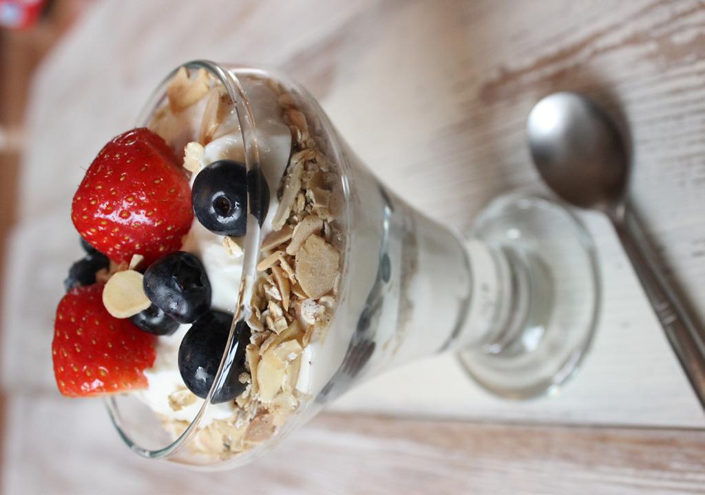 Berry breakfast parfaits 25g oats (use gluten free if preferred) 15g chopped nuts (almonds, pecans or walnuts are ideal) 1/2 tsp ground cinnamon (or use more if preferred) 2 tsps ground flaxseed or