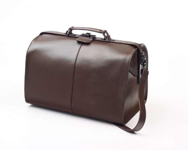 L E A T H E R K I T B A G Leather Kit Bag Brown UB4481 H 270mm * L 400mm * W 250mm The ultimate in kit bags, hand made from premium brown cow hide, it has