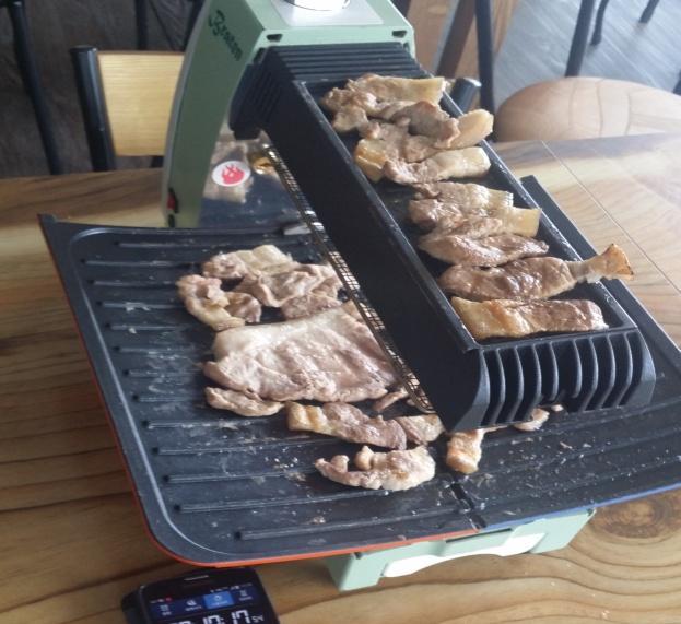 Braten Advantages 1. PORTABLE Braten grill uses the portable gas so carrying is easy and convenient.