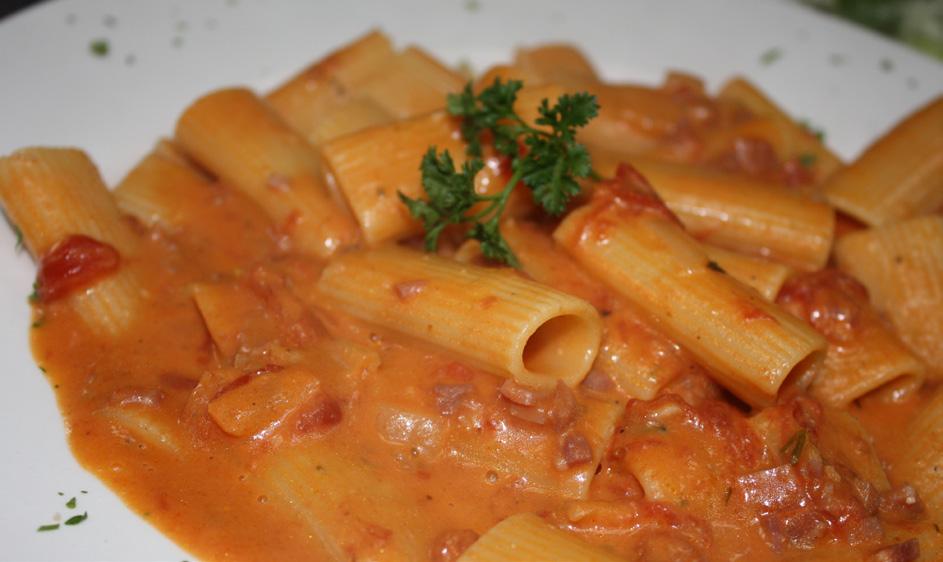 95 PENNE BROCCOLI & GARLIC RIGATONI MATRIGIANA In white or red sauce In a white or red sauce with romano