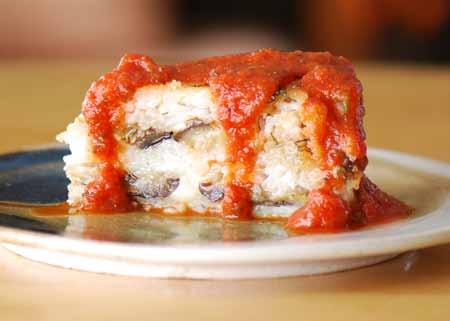 17 10 Slice the timballo, much like you would a cake, place on a plate, and garnish with a topping of hot marinara sauce.