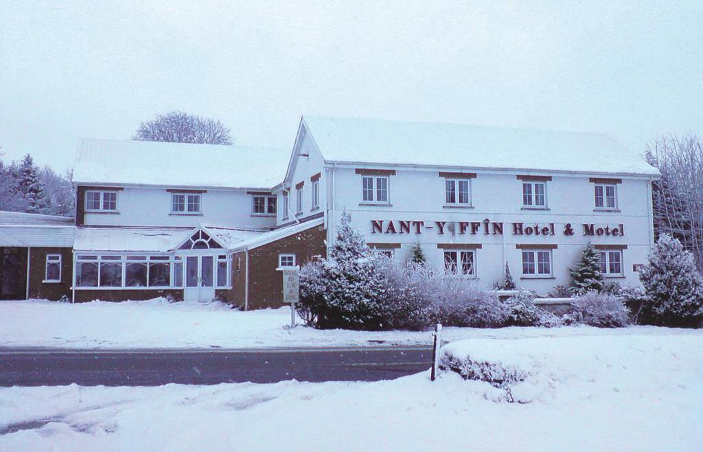 Nant-Y-Ffin Hotel, Motel & Restaurant Llandissilio Clynderwen Pembrokeshire SA66 7SU Tel : 01437 563423 Fax : 01437 563329