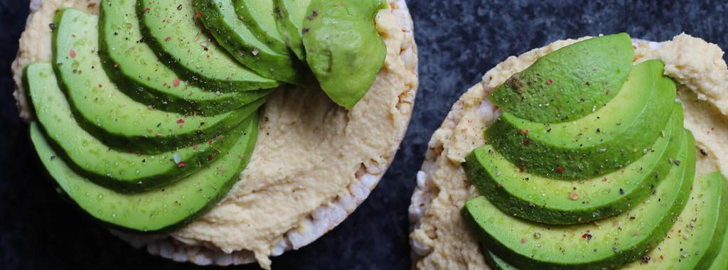Rice Cakes, Avocado & Hummus 4 ingredients 10 minutes 1 serving 1. Spread rice cakes with hummus.