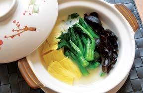 Seasonal Fruit Platter 美點雙輝映 Chinese Petits Fours 太史五蛇羹 Imperial Snake Broth with Shredded Fish Maw & Abalone 陳皮蘭度炒龍躉球 Sautéed Garoupa Fillet with Green Kale 蒜茸蒸龍躉腩 Steamed Garoupa Bellies with