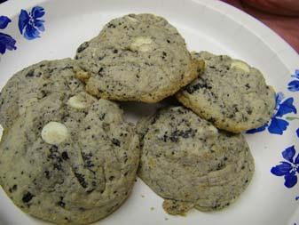 Cream butter and sugars, add pudding, blend. Stir in the eggs and vanilla. In a separate bowl, combine flour and baking soda, add to the butter mixture. Stir in chocolate chips and Oreo cookies.