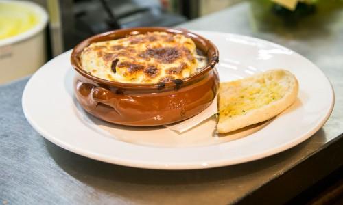 $24 G A L W A Y S H E P H E R D S P I E Our shepherd s pie is a more traditional one, made with beef mince, peas, carrots and leeks in rich red wine gravy.