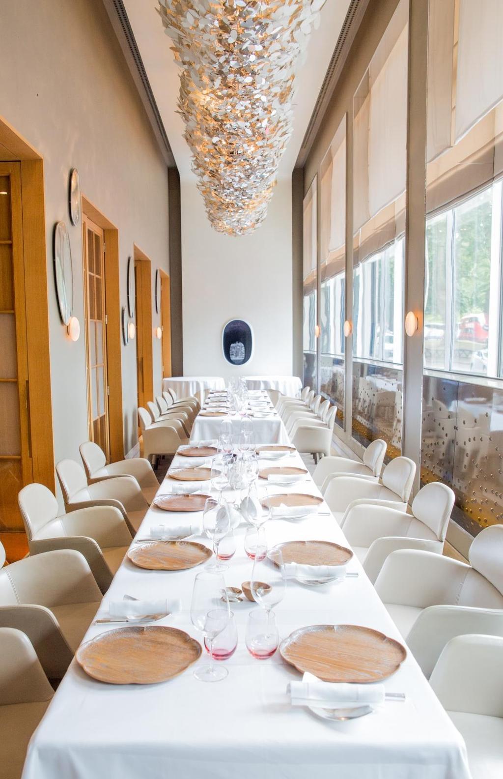 SALON PARK LANE With its high ceilings, an abundance of natural light and large oakframed French windows, Salon Park Lane brings an ambience of tranquillity to any private luncheon or dinner and