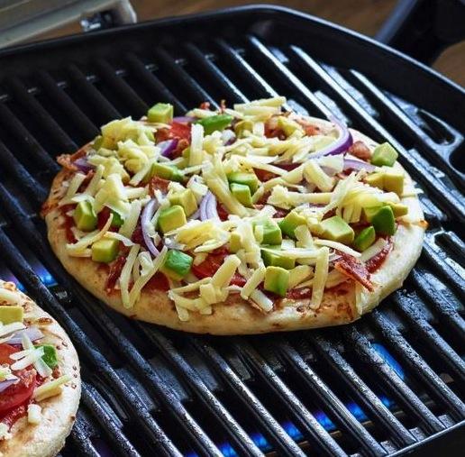 Grilled Avocado Pizza 2 mini 6 inch pizza crusts 2 teaspoons olive oil 4 Tablespoons tomato sauce 1 1/2 cups shredded mozzarella cheese 1 avocado peeled and seeded 3 sliced of cooked bacon, crumbled