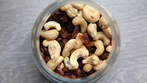 Cashews + Raisins - barre3 Planned for Snacks on Tuesday, October 17, 2017 Source: blog.barre3.com Serving: 1 Our favorite version of GORP (good ol raisins and peanuts) is actually GORC (good ol raisins and cashews)!