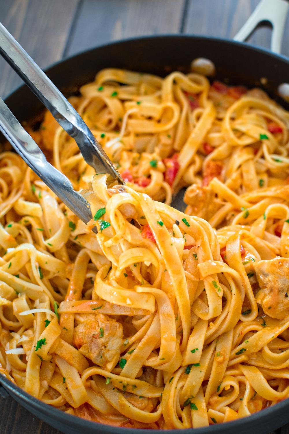 CHICKEN FETTUCCINE Cook Time - 20 mins Total Time - 30 mins 8 oz. fettuccine (or pasta of your choice) 1/2 lb. chicken, cut into pieces 1 tbsp. olive oil 1 garlic clove, finely chopped 16 oz.