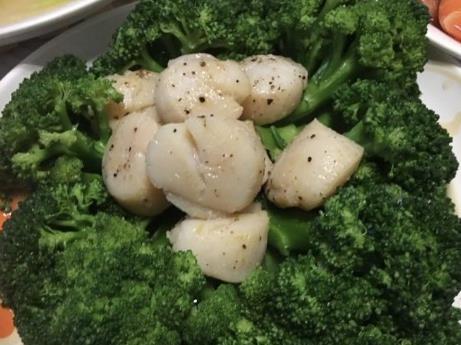 Suggested Points for Discussion for Stir-fried Broccoli with Scallops Broccoli is a source of fibre, calcium, iron, and vitamin A, C, E, and K Scallop is a kind of mollusk shellfish that contains low