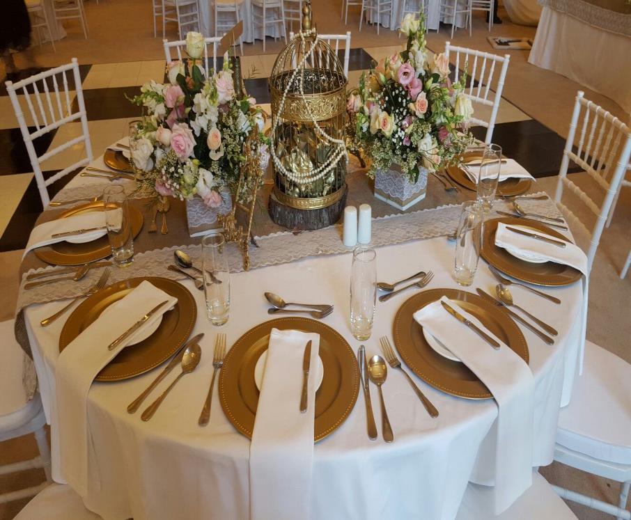 plate 1 x white twirl tablecloth 1 x hessian and lace runner 10 x