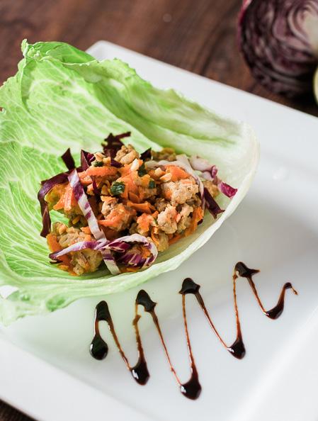 Thai Chicken Lettuce Wraps 4 servings 1 tsp. canola oil 1 lb. ground chicken 2 cloves garlic, minced ½ cup carrots, peeled and grated ¼ cup green onion, chopped 2 Tbsp. soy sauce 1 tsp. ginger 1 Tbsp.
