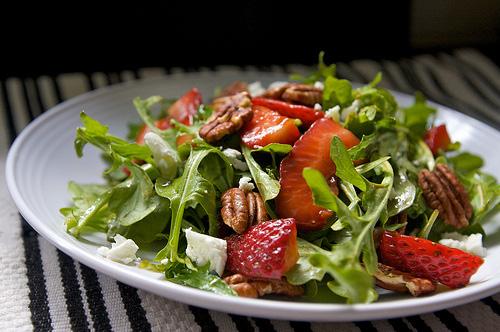 ARUGULA SALAD w/ Walnuts, Strawberries, Goat Cheese, & Raspberry Vinaigrette Dressing 6 bunches arugula (about 12 cups packed), tough stems discarded.