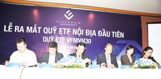 During the event, TVST shared many interesting life experiences and his opinion about the future development of Vietnam.