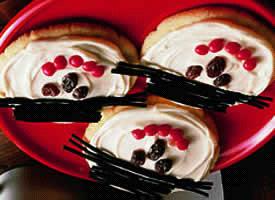 Jolly Snowman Cookies 1 recipe of sugar cookie dough 1/2 c. margarine, melted 1 egg 1 tub ready-to-spread frosting Black shoestring licorice 1/3 c. raisins 1/4 c.