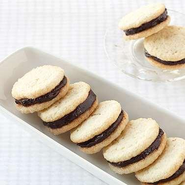 Cream Cheese Sandwich Cookies With Dark Chocolate Filling Yield: 32 cookies Prep Time: 40 minutes 6.