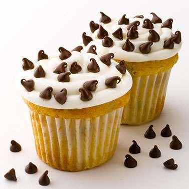 Mini Chip White Cupcakes Yield: 24 cupcakes /4 cups (7.5 oz) Mini Semi-Sweet Chocolate Chips 3/4 cups +2 tbsp.
