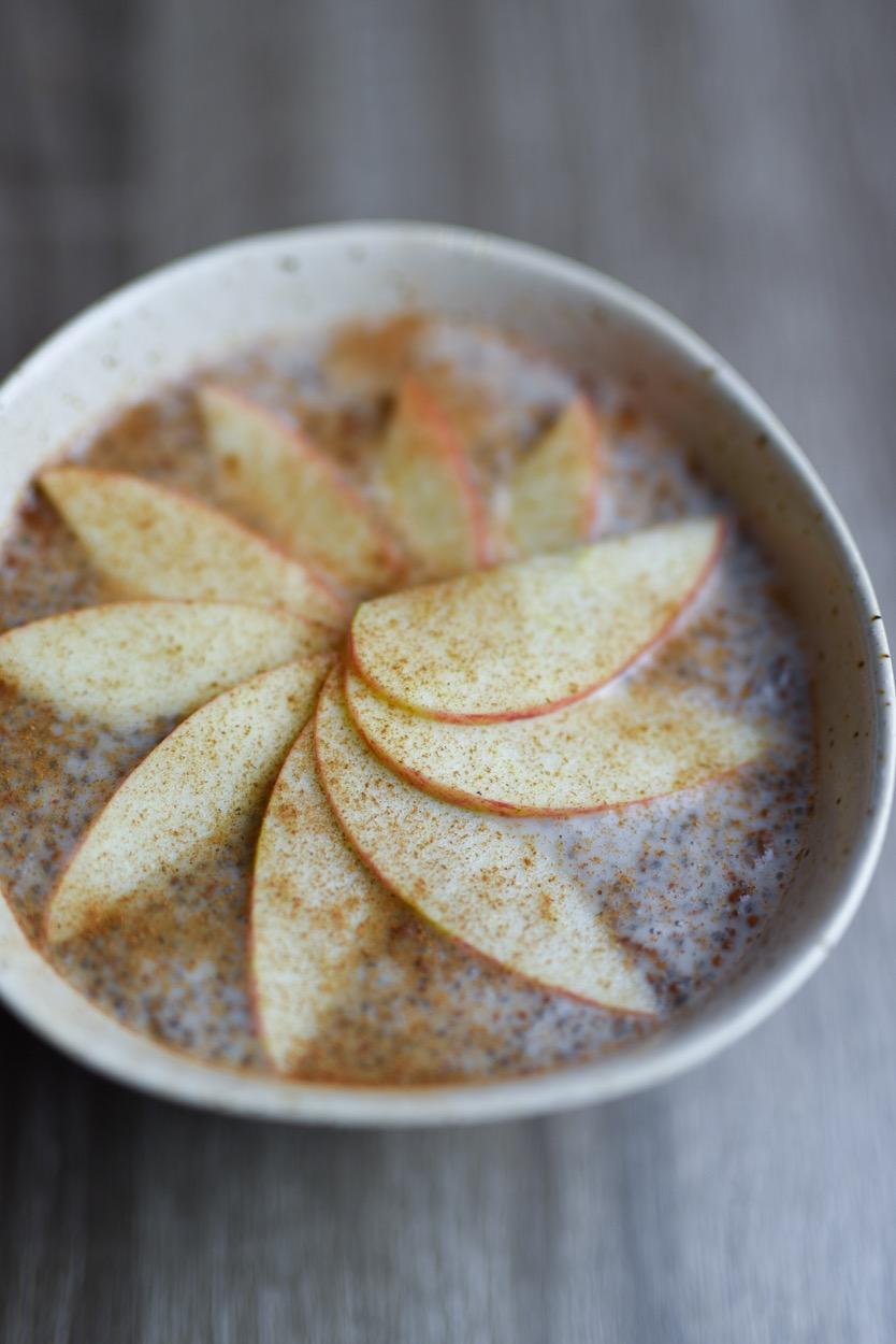 DAY 25 BREAKFAST Apple Cinnamon Chia Pudding (427 Cals) Prep time: 3 minutes + overnight. NOTE: Start preparing this the night before.