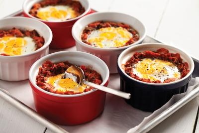 Mexican Baked Eggs Serves: 4 225g Minced Beef 2 tbsp Olive Oil 2 Garlic cloves, crushed 1 Onion, chopped.