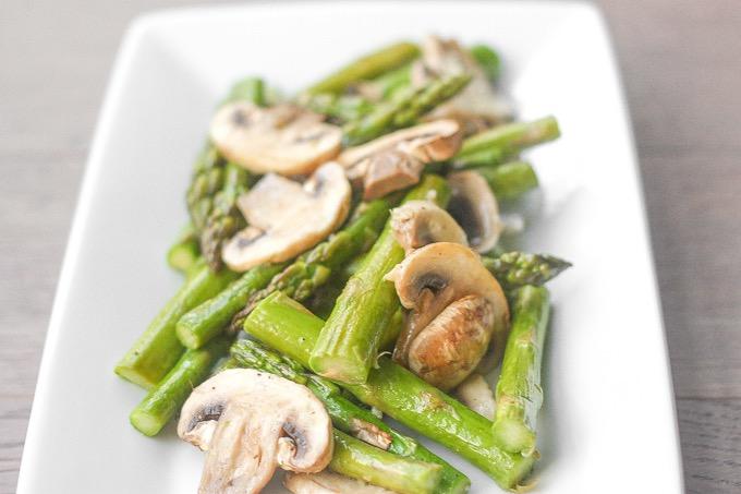 ROASTED GARLIC ASPARAGUS AND MUSHROOMS 1 bunch of asparagus 5 large white mushrooms, sliced 1 tbsp. olive oil 1 clove of garlic, minced salt and pepper to taste 1. Preheat oven to 350 F. 2.