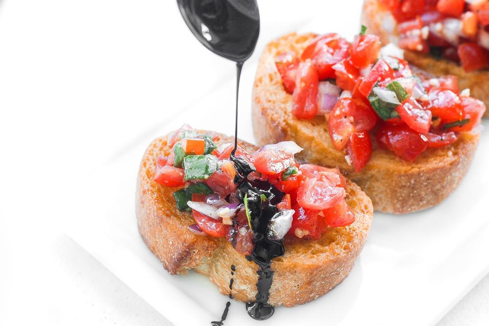 EASY TOMATO BRUSCHETTA WITH BALSAMIC GLAZE 1 cup tomatoes, pitted and diced (about 4 roma tomatoes) 1/4 cup red onion, diced (about 1/4 red onion) 2 cloves garlic, minced 5 fresh basil leaves,