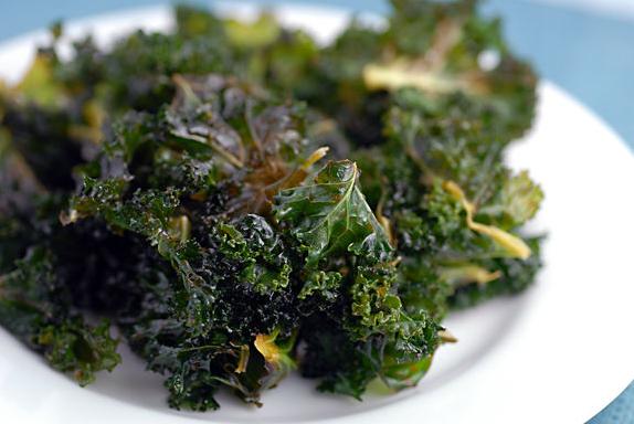 Kale Chips Servings 2 Total Time: 20 minutes Cook Time: 20 minutes Calories 145 Carbohydrate 7g Protein 2g Fat 13g 1 bunch(es) kale 1 teaspoon(s) olive oil 1/ 4 teaspoon(s) sea salt (optional)