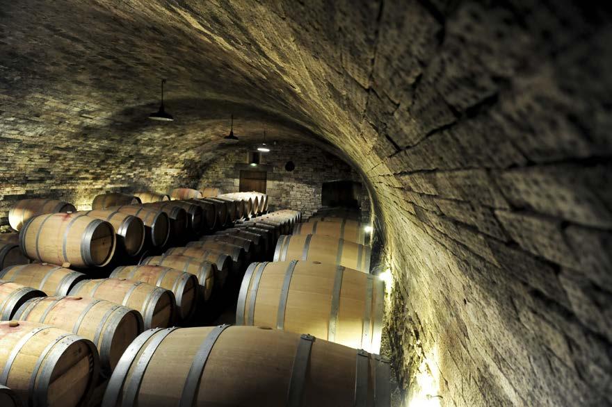 Its cradle vault was designed along the lines of the Romanesque style of the cellars in Burgundy.