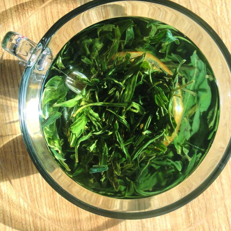 Drinking or eating whatever you like One: Warm the tea pot to a temperature above 85 degrees, then put the fruitless goji berry sprout tea into the pot.