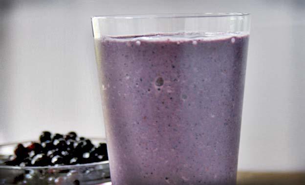 BLUEBERRY PROTEIN POWER SMOOTHIE This smoothie combination of blueberries, protein, flaxseed, spinach and walnuts will keep your heart and waistline happy.